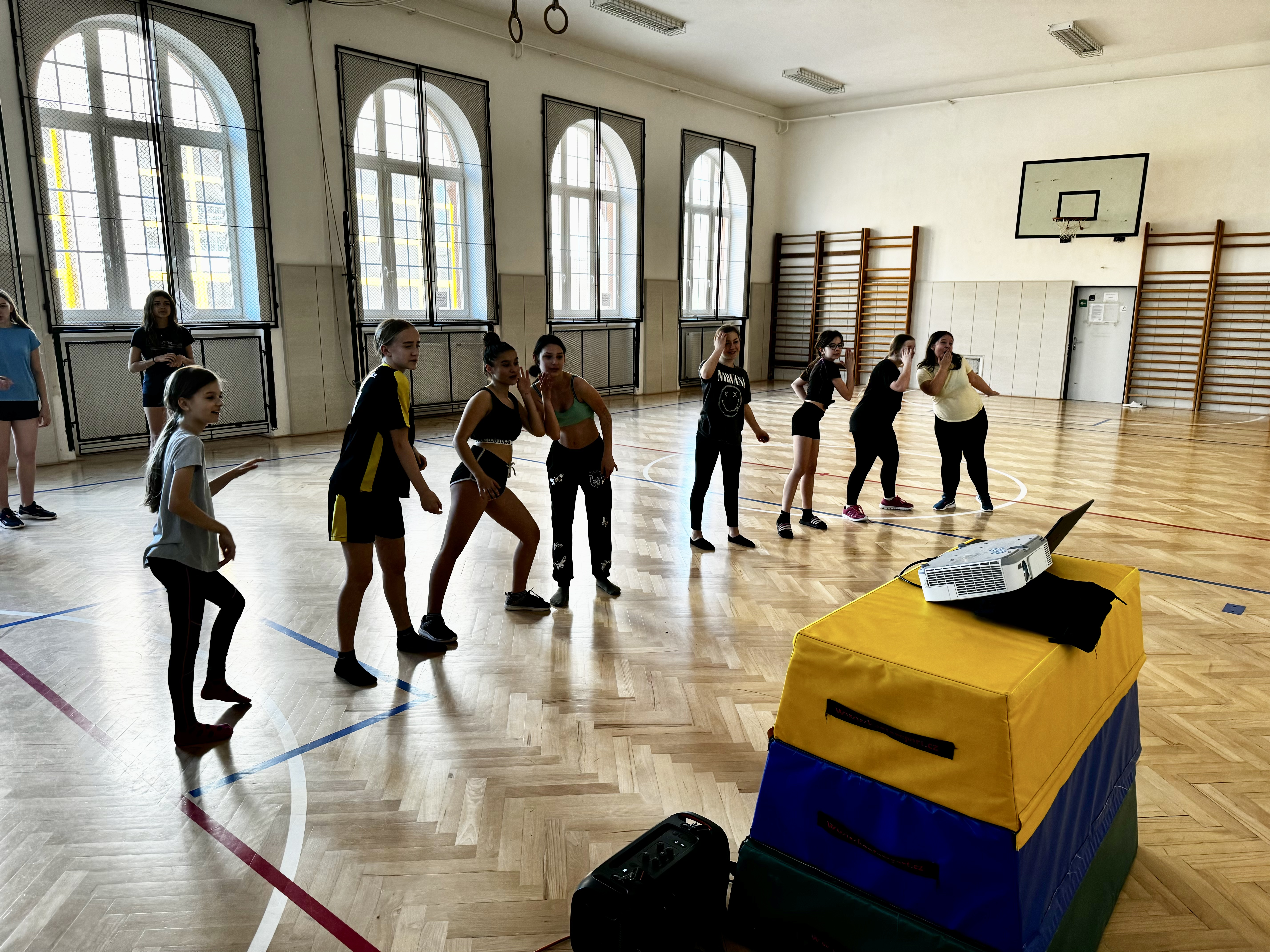 Holky ze 7.B v rytmu Just Dance